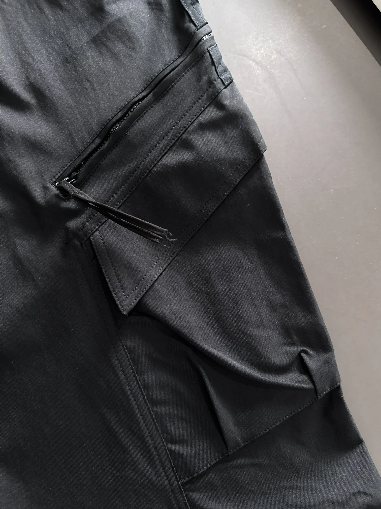 Next day shipping P360 Stone Island 2025 new fall elastic band casual pants and straight pants, medium-thick and thin counter-customized fabrics, breathable, comfortable, high wrinkle resistance, impeccable details, brand element design concept, reflecting high quality. It feels delicate and soft! It presents a casual cut and the upper body shape is great! Size: M-3XL